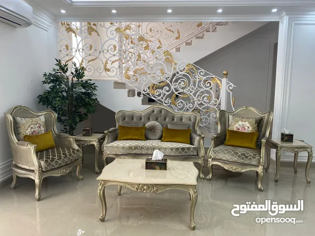 كنب تصميم مصري خمس اشخاص مع طاولة مستطيله وعدد 2 طاوله جانبيه