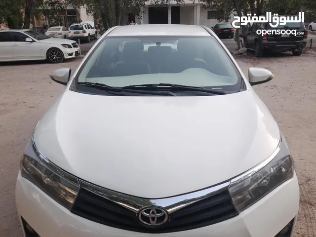 للبيع تويوتا كورولا موديل 2015