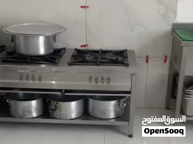 للبيع أدوات مطبخ أفران وطاولتين فريزر وثلاجة