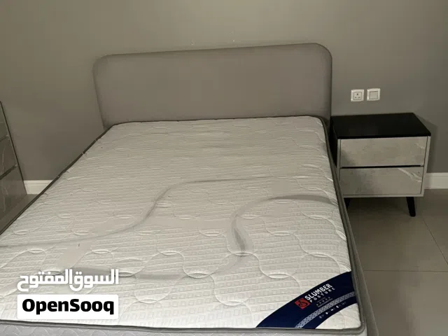 سرير مع مرتبة و كومدينه