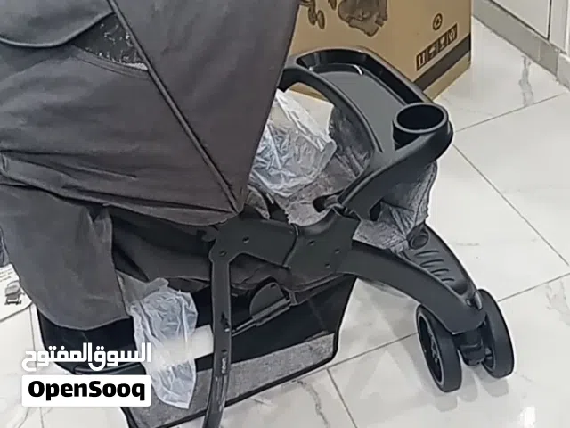 عربة الأطفال جديده في الكرتون لم تستخدم سوى مره واحده تشبه إلى حد كبير موديلات من ماركة Juniors،