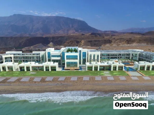 ارض سياحية قريات - ضباب ذات موقع استراتيجي وخط اول من البحر 2500 متر  فرصه للبناء والتعمير