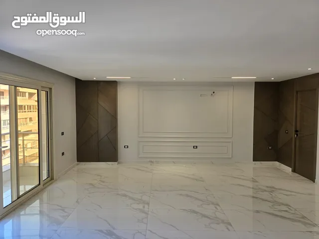 شقة اول تشطيب و اول سكن  مصدق موقع ممتاز جدا  مساحة 215 متر تشطيب ألترا سوبر لوكس  3 نوم+3حمام