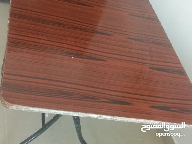 طاولة خشبية