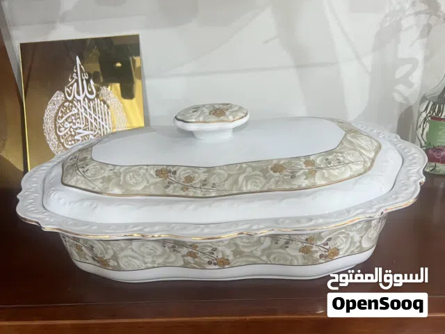 صحن بورسلان مع غطاء له مورّد