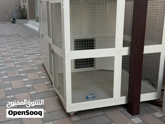 للبيع قفص يصلح للكلاب و القطط و كبير و فيه مروحه و مكيف و القفص يديد ماكمل شهرين