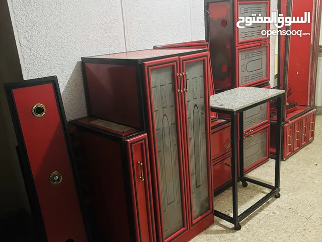 مطبخ كامل الوموتال بالحالة ممتازة وتصميم زجاجي بالاضاءة بحالة ممتازة