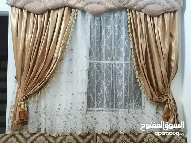 قصة كاملة ب 2 قطع ستائر ومسكة والعلاقة مقاس 3 متر عرض