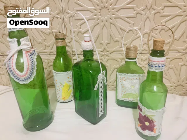 عبوات زجاجية مغلقه بإحكام تصلح لتخزين جميع أنواع السوائل  للزيت والخل ودبس الرمان والعصائر