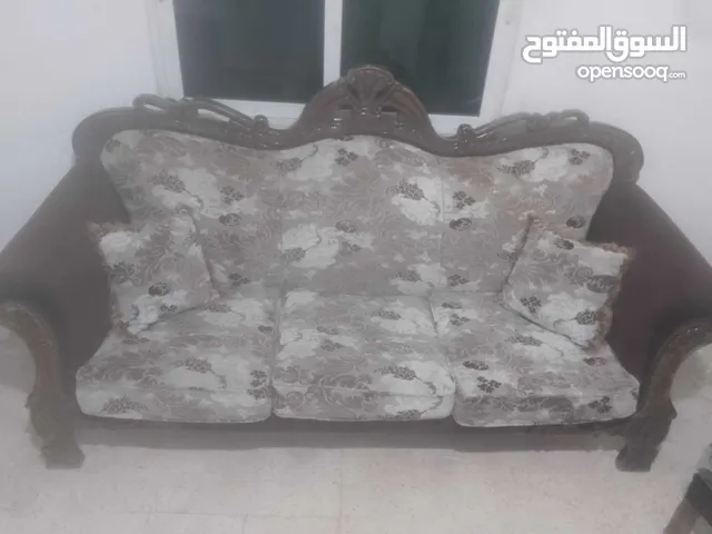 طقم كنب مستعمل انظيف 7مقاعد مع الطاولات