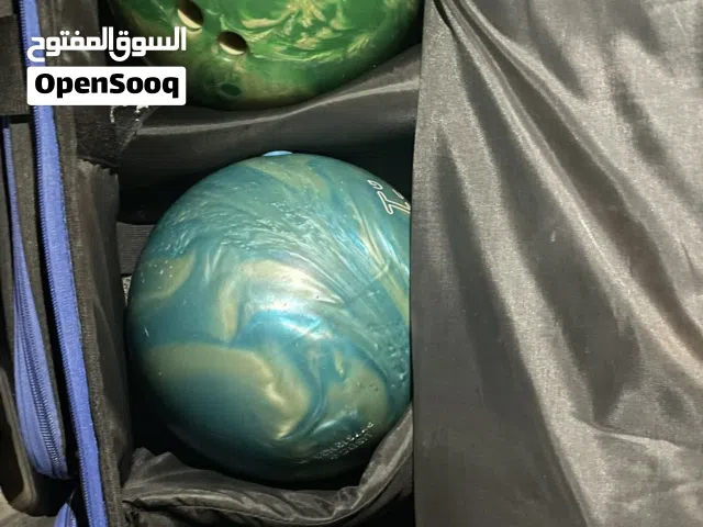 كرات بولينج وبلياردو