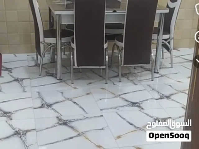 طاولة طعام نضيفه للبيع