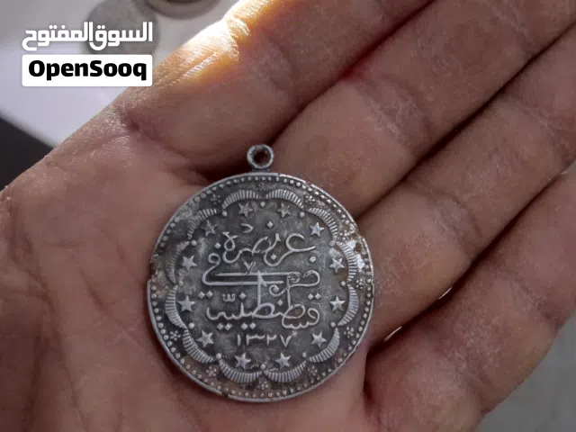 عملات معدنية ألمانية وتونسي وأمريكية.