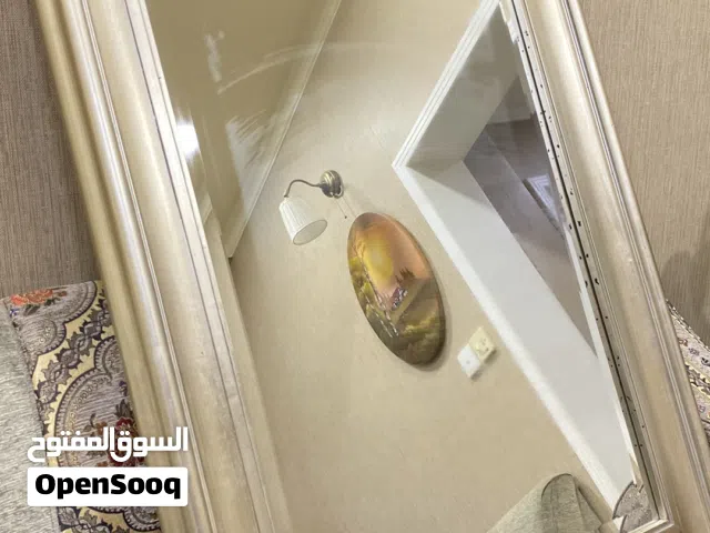 مراية ديكور ستايل أنتيك قديم بإطار عريض بلون شامبين معتّق ولمعة كلاسيكية بطابع اوروبي راقي