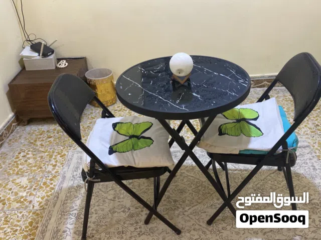 ميز مع كراسي