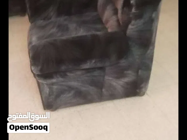 طقم كنب 8 مقاعد نضيف و خزانتين للبيع السعر 40 دينار التواصل واتس و يوجد كورنر امريكي