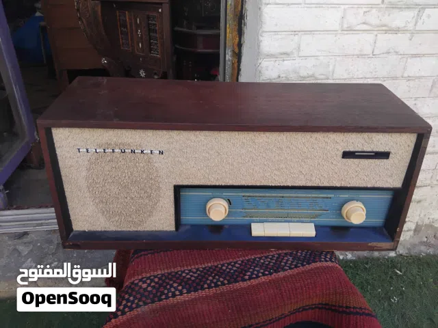 تشكيله مميزه من المرايا والباقيات والنحاسيات والدلال