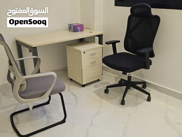 مكتب مع  2 كرسيين للبيع