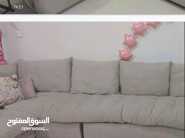 كنب امريكي ومجلس عربي وطاولات ومكتب مع كرسي