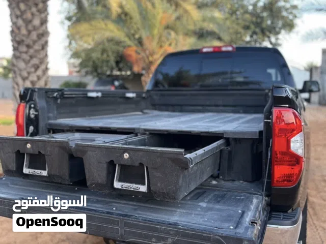صندوق تندرا خلفي يوجد بيه فردتين.