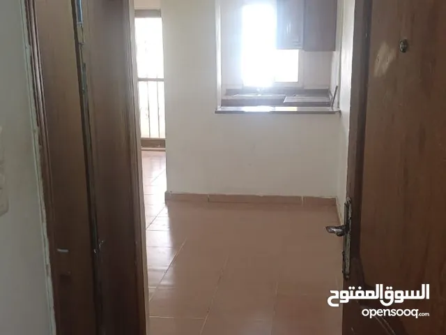 شقه طلابيه للايجار غير مؤثثه 3 غرف نوم صغيره