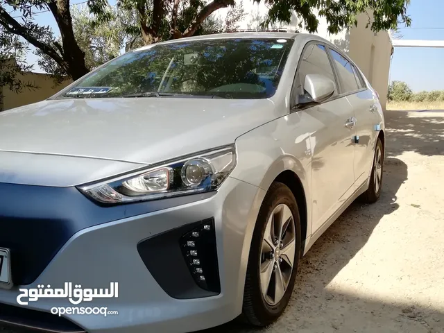 هونداي ايونك بحال الوكاله وارد كوريا اصلي تمشي الشحنه تقريبا 280 لون سلفر مميز شاشه كبيره وكراسي