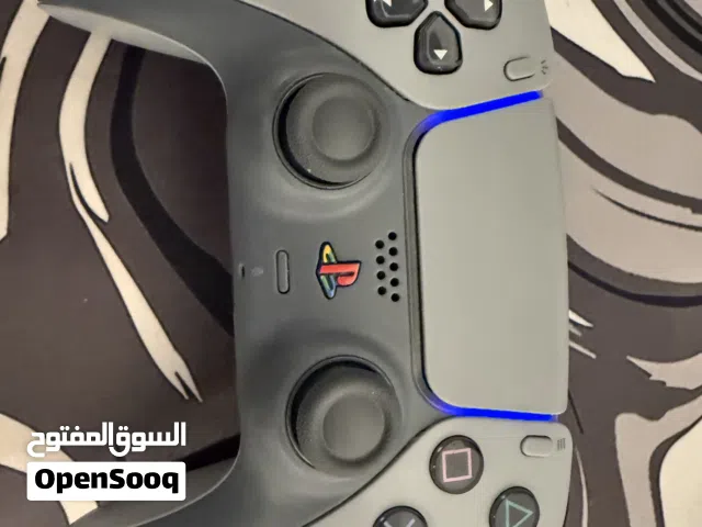 يد ثلاثينية البلاستيشن