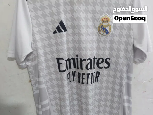 دريس ريال مدريد 2025 فقط تيشيرت رقم 9 للاعب كليان امبابي مستعمل ليس كثيراً قياس L السعر 8 اللآف