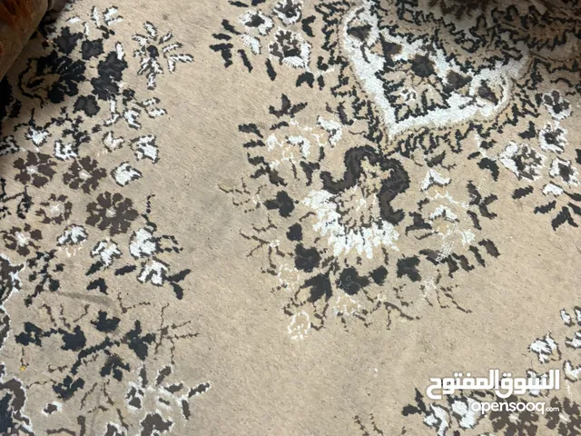 سجادة لون بني وبيج
