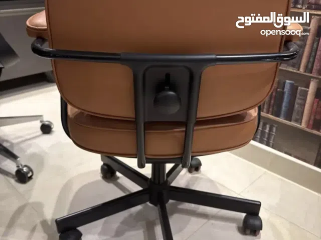 كرسي جلد جملي اللون