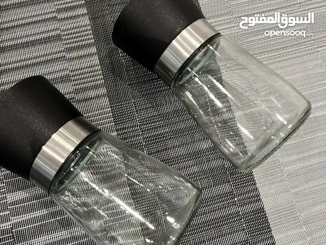  **أضف لمسة من النكهة لمائدتك!** للبيع: **مطحنة ملح وفلف