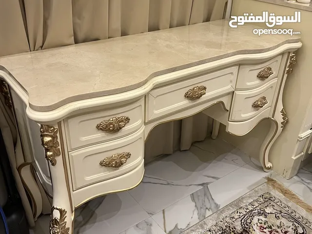 طاولة طراز فكتوري مع طبقة رخام مضافه بجودة ممتازه
