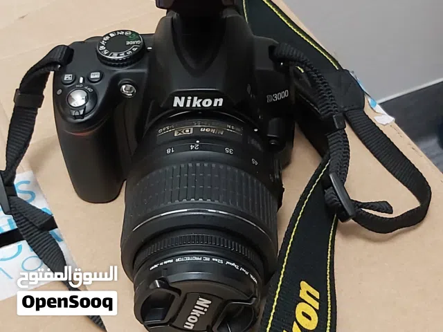 كاميرا Nikon مع رام وفلاش خارجي