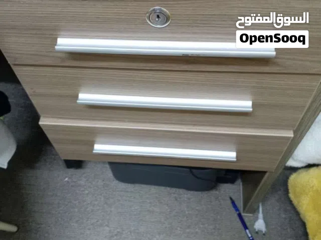مكاتب عدد 2 بحاله جديده خشب ثقيل جدا  مافيهم اي كسر للبيع
