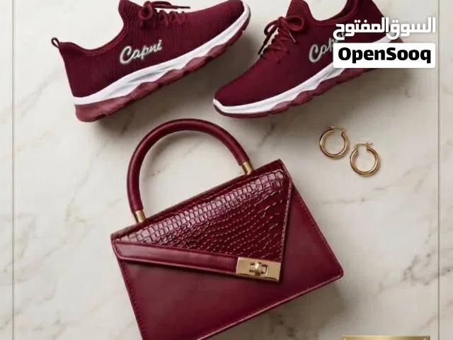 تألقي بطقم كابري ديليجانس المنسق بعناية: حقيبة جلد التمساح الفاخرة + حذاء كابري الرياضي المريح