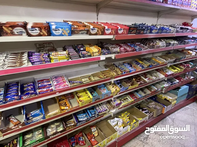 سوبر ماركت للبيع قائم بموقع مميز وحيوي وسكني ودوائر حكوميه ومدرسه وبجواره 7 مصانع