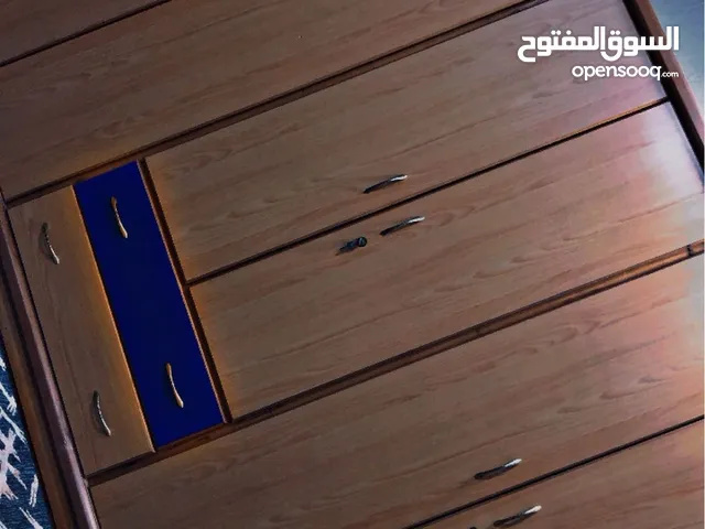3 قطع من غرفة نوم للبيع خرانة + تواليت + كوميدينا خشب متين وواسعة وبتتحمل بسعر ممتاز وقابلة للتفاوض