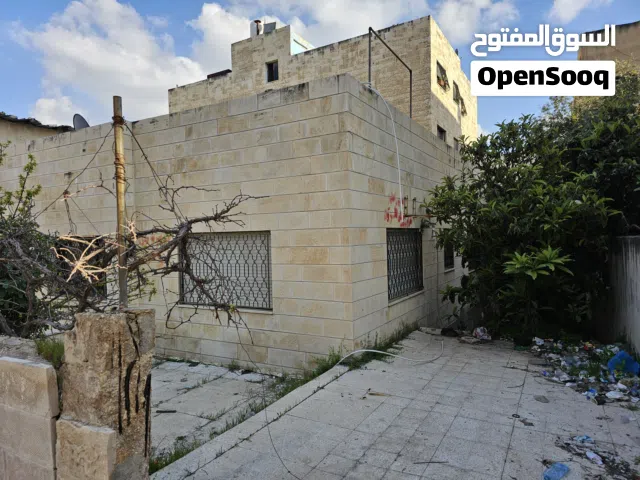 ارض عليها بيت قديم في ضاحية الامير حسن