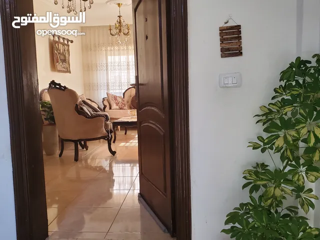 شقه طابقيه بمنطقه الروابي للبيع
