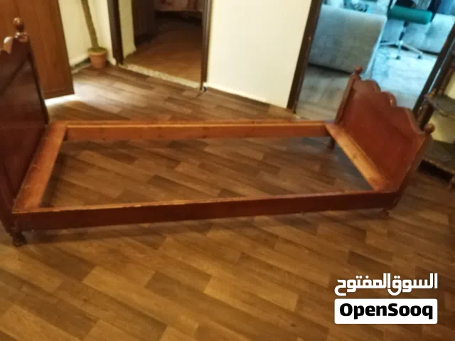 السلام عليكم سرير خشب طبيعي ممتاز مستعمل مقاس 2متر في 80سم للبيع ومدخل خشبي للبيع