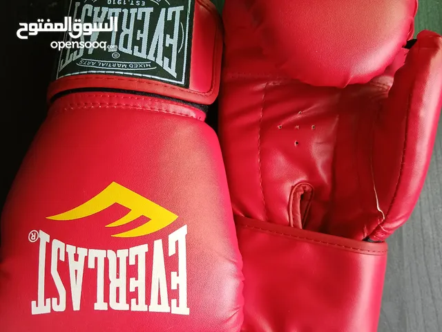 كفوف EVERLAST الأصلية استعمال خفيف جدا جدا بحالة الوكالة للبوكسينغ و الكثيير من الرياضات ...........