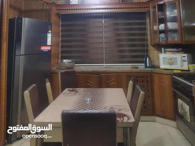 شقه للبيع في الزرقاء / جبل طارق _شارع الشلال قرب مدرسه رملة بنت ابي سفيان