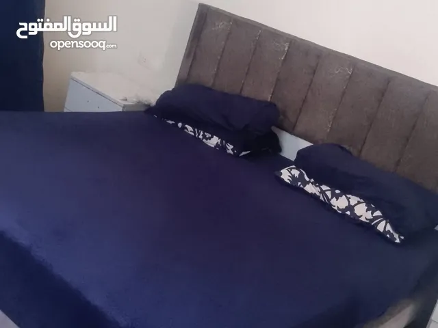 غرفة نوم مع مرآة مضيئة