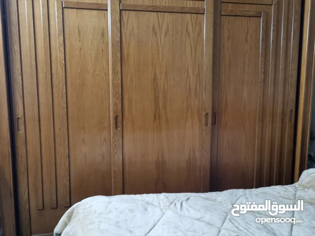 غرفة نوم شبابية مستعمل .... خشب (18 ملم) لون خشابي عسلي