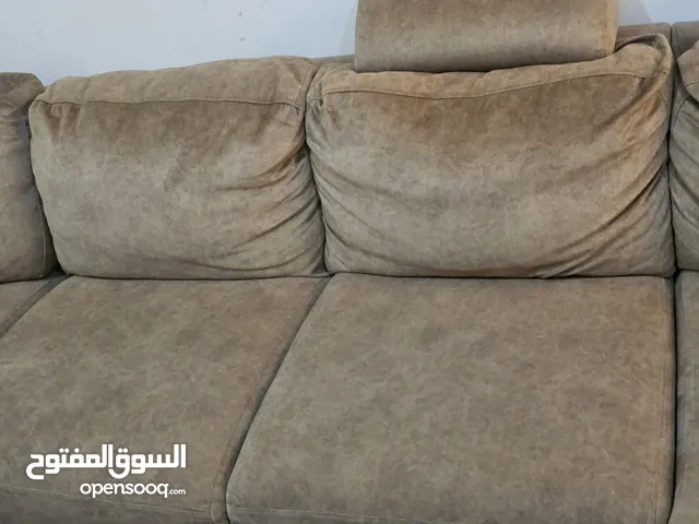 كورنر للبيع مع طاولة وسط