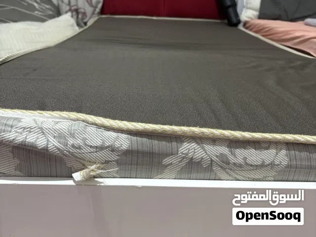 هيكل سرير ابيض مستعمل سنه فقط