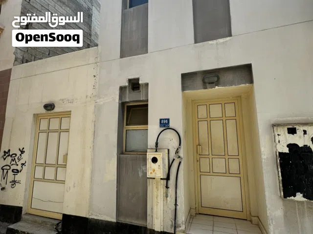 للبيع بيت في فريج المري في شارع البلدية