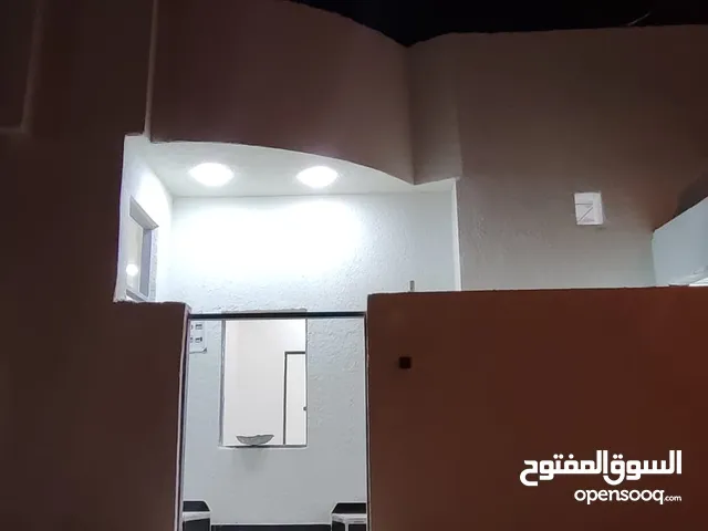 السلام عليكم بيت المساحه 100 متر سقف كونكريت بيت مرتب السعر 49 م