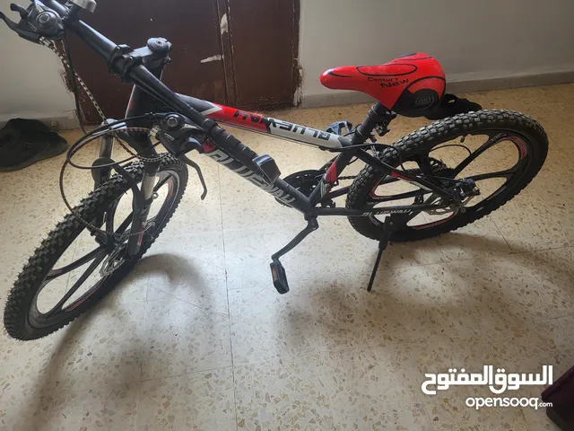 بسكليت (دراجه هوائيه) جنط 26 جبلي استعمال خفيف جدا مع هديه سكيت بورد صغير غير مستعمل ابدا