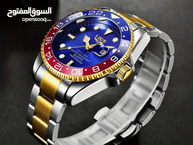 ساعه رائعه و جميله ولكنها مجرد شكل وتتميز بلونها الذهبي